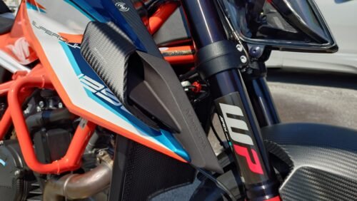 Winglets for KTM Superduke 1290R MY 20 - Black matte and Carbon Fiber photo review