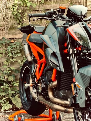 Winglets for KTM Superduke 1290R MY 20 - Black matte and Carbon Fiber photo review